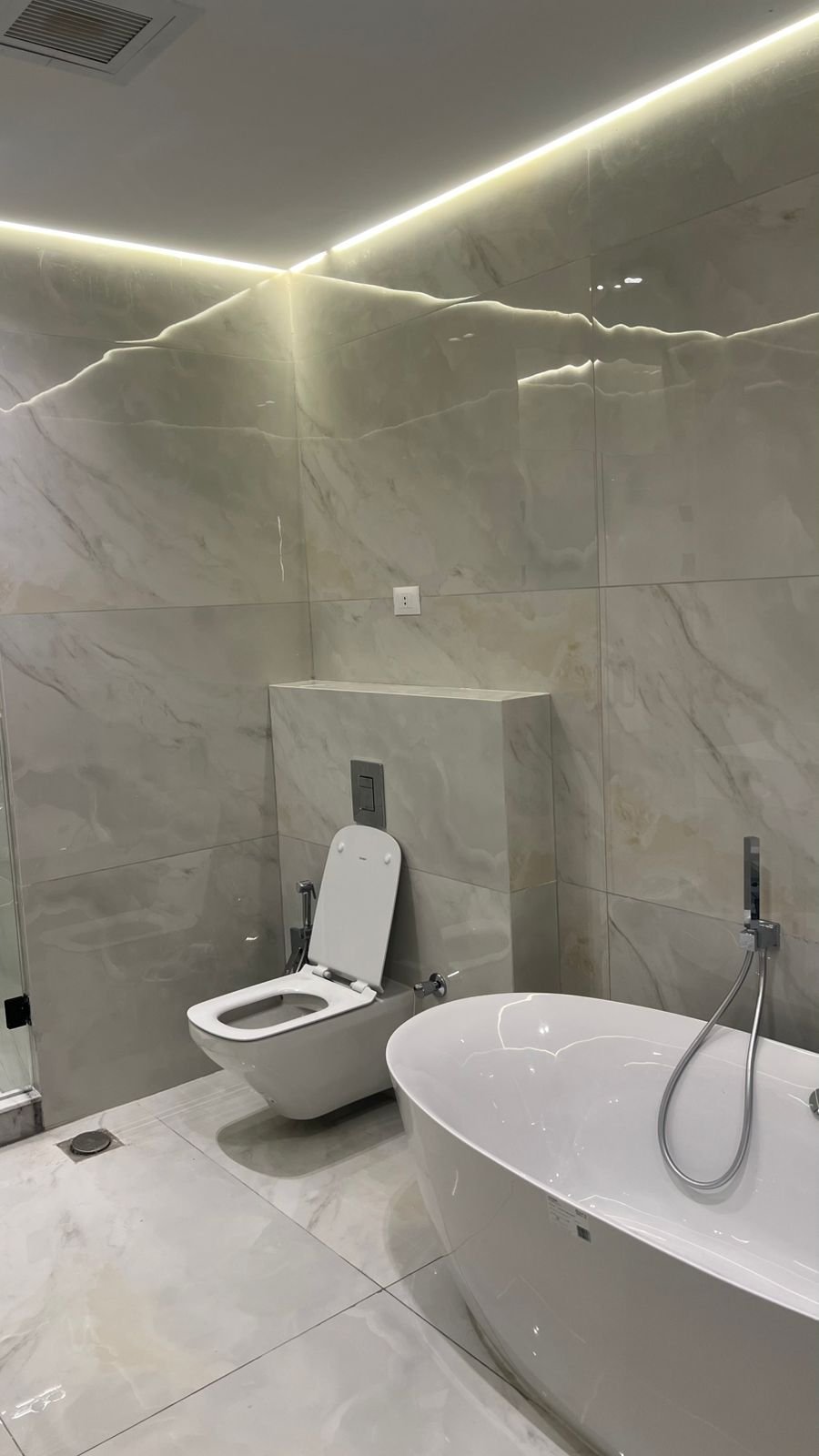 furnished-ground-floor-apartment-for-rent-lake-view-residence-new-cairo-191-sqm-bathroom حمام ببانيو مستقل ومرحاض معلق - شقة في ليك فيو ريزيدنس، القاهرة الجديدة