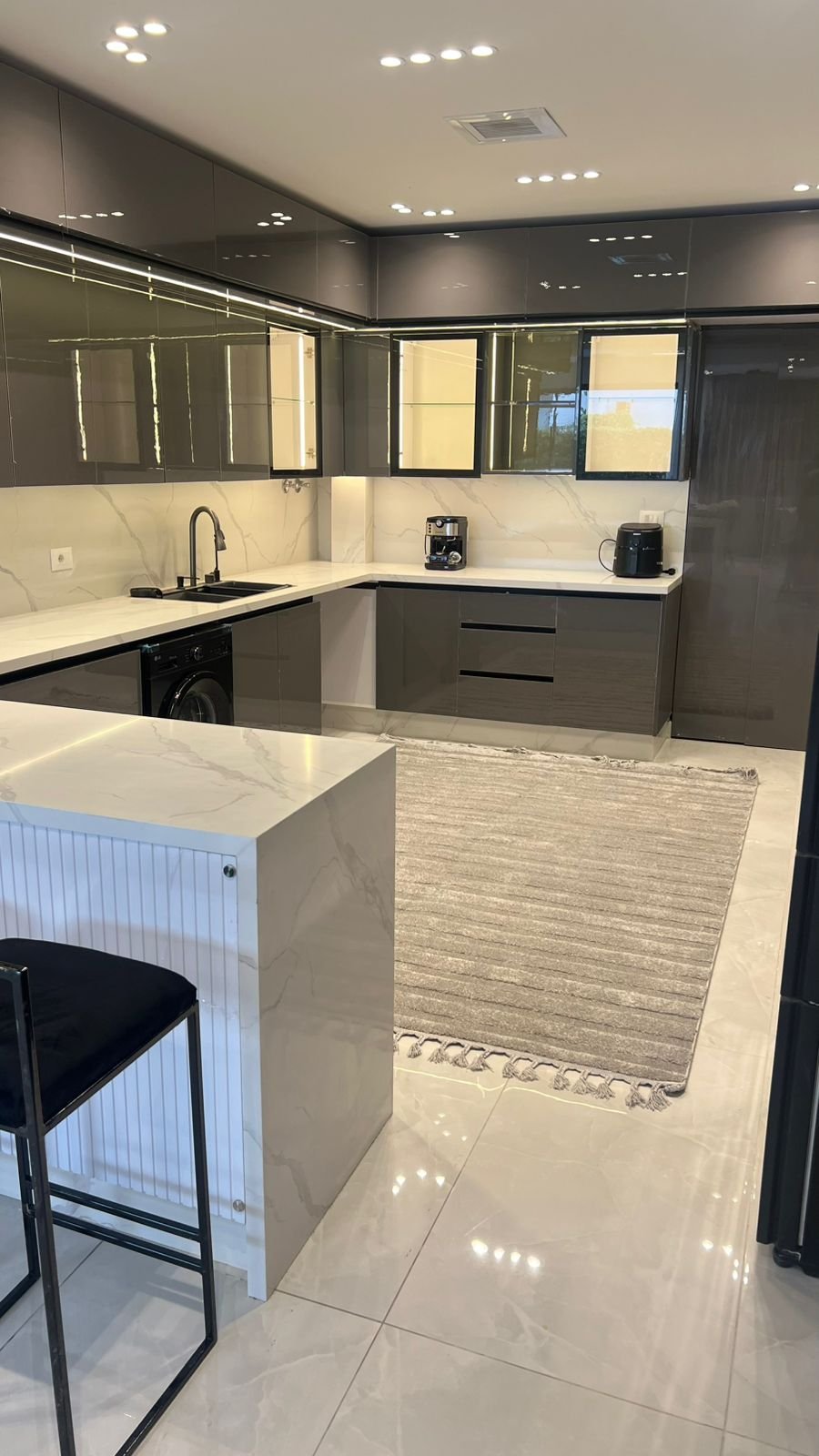 furnished-ground-floor-apartment-for-rent-lake-view-residence-new-cairo-191-sqm-kitchen-2 مطبخ داكن برخامة بيضاء وأرضية لامعة - شقة في ليك فيو ريزيدنس، القاهرة الجديدة