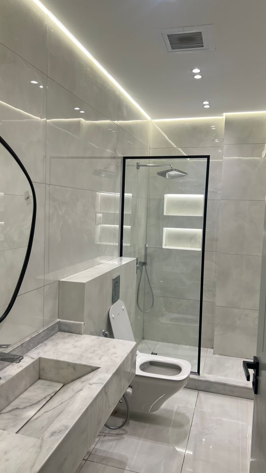 furnished-ground-floor-apartment-for-rent-lake-view-residence-new-cairo-191-sqm-shower حمام بدش زجاج ووحدة حوض رخام - شقة في ليك فيو ريزيدنس، القاهرة الجديدة