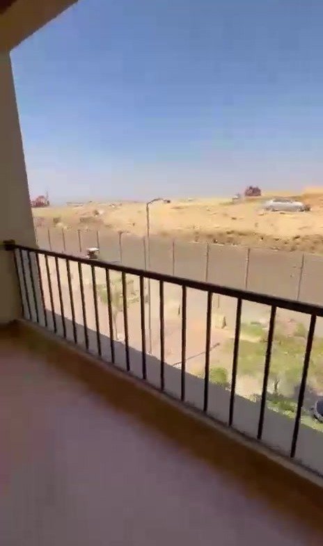 بلكونة بسور وإطلالة مفتوحة - شقة في مون ريزيدنس فيفث سكوير، القاهرة الجديدة