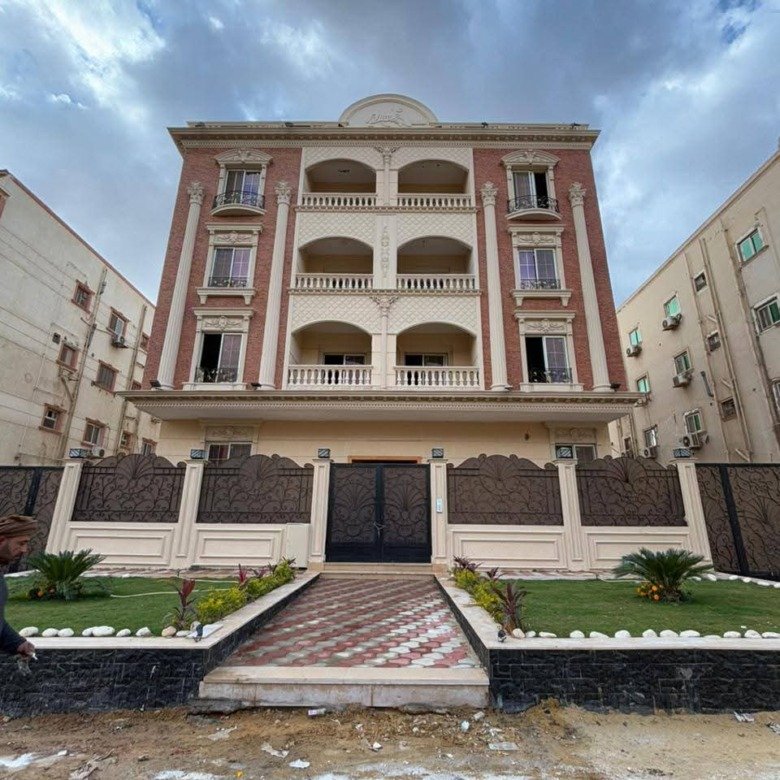 واجهة عمارة من أربعة أدوار بممر سلم في المنتصف - شقة في غرب أرابيلا التجمع الخامس