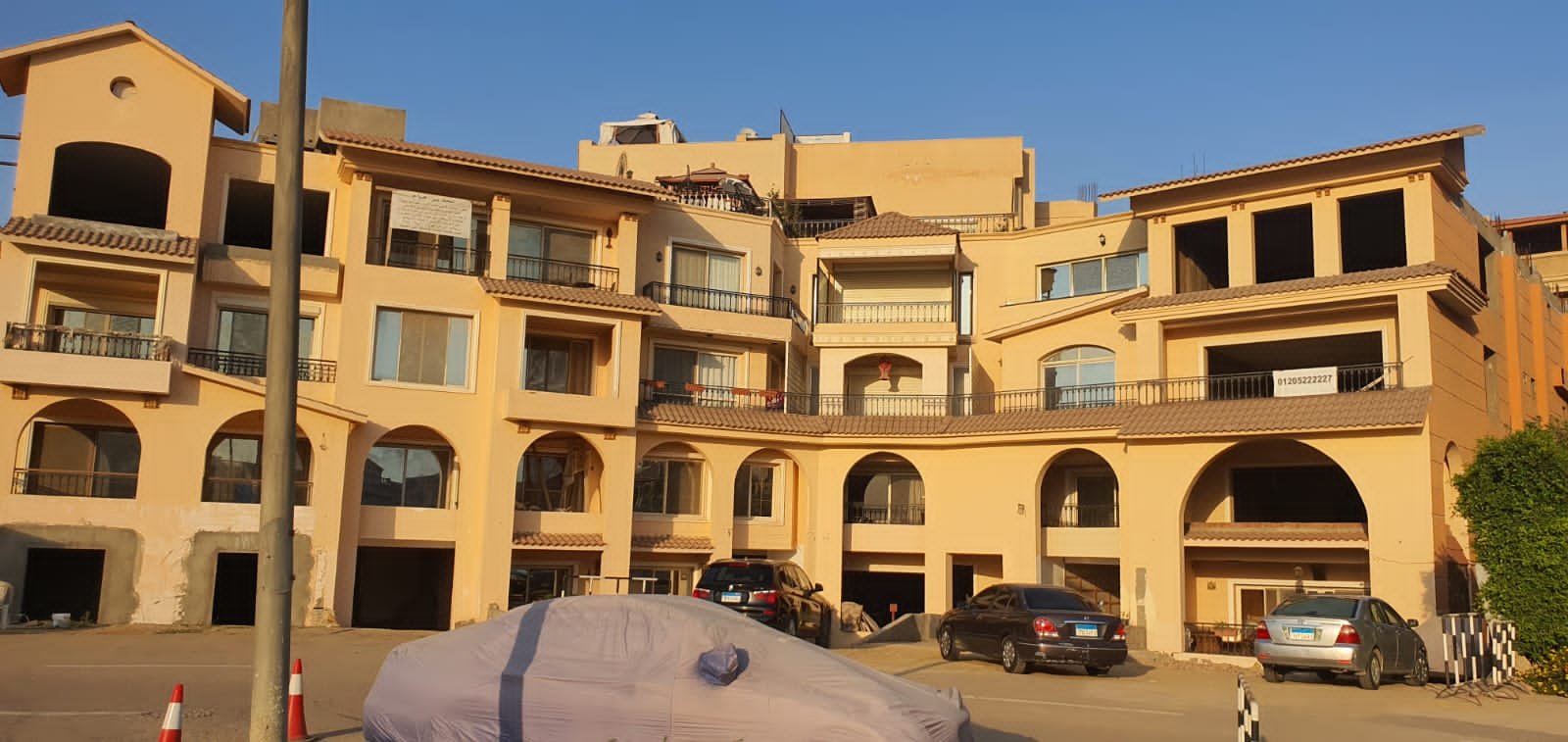 gharb-golf-apt-260-05 Yellow arched apartment building with ground-floor parking - apartment in Gharb Golf 5th Settlement