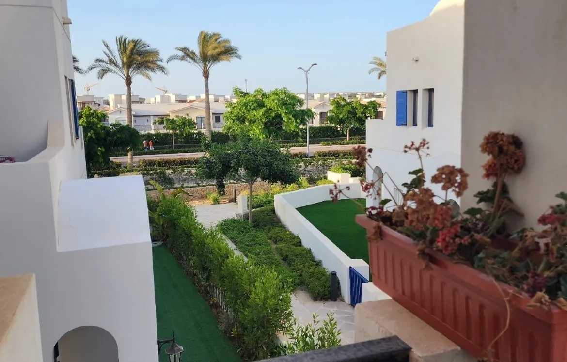 Balcony planter and garden path - townhouse in Marassi, North Coast