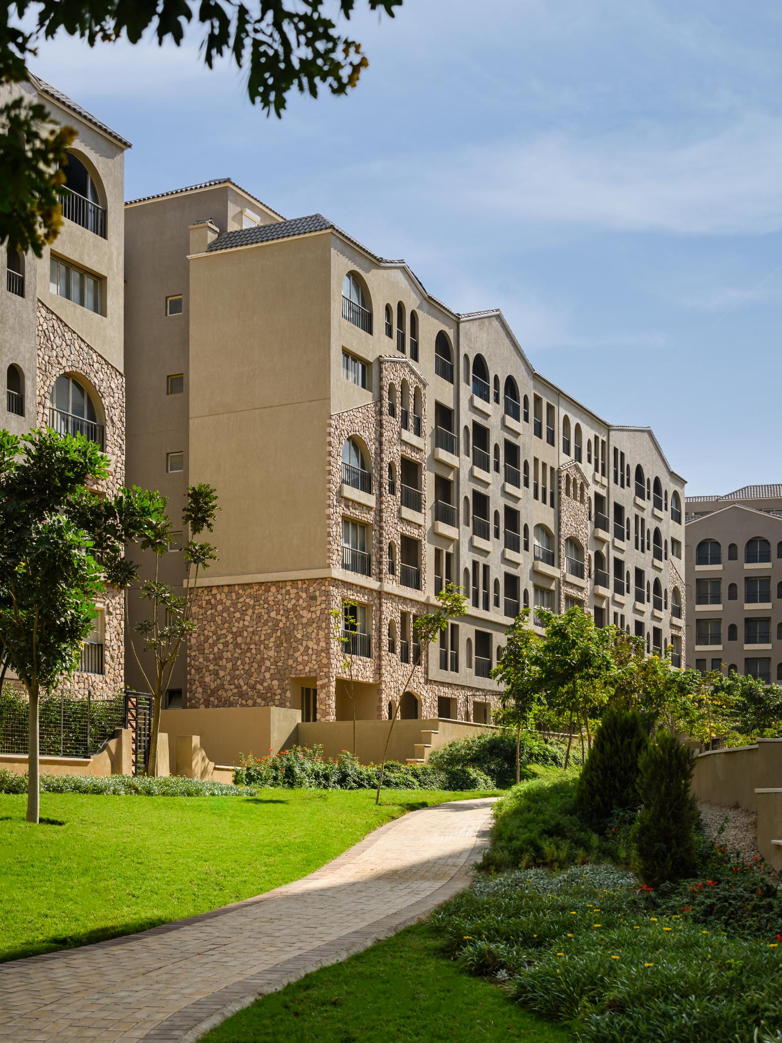 عمارة سكنية ناصية بنجيلة وممشى منحنٍ - دوبلكس في جرين سكوير، مدينة المستقبل