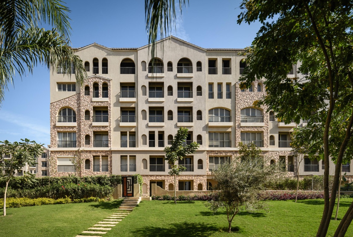 عمارة كلاسيكية بشبابيك مقوسة خلف نجيلة ونخيل - دوبلكس في جرين سكوير، مدينة المستقبل