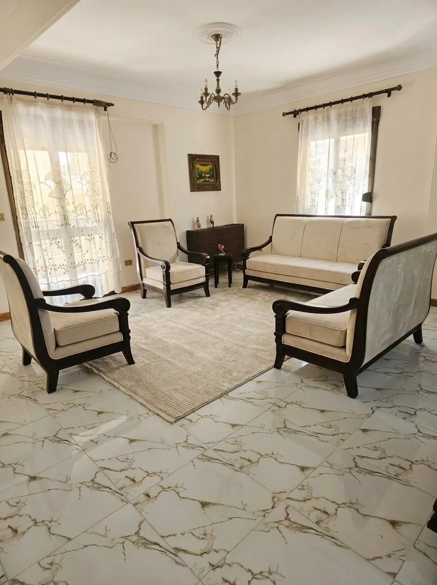 heliopolis-apt-196-1 غرفة معيشة كلاسيكية مع كنب بيج وسجادة منقوشة - شقة في مصر الجديدة