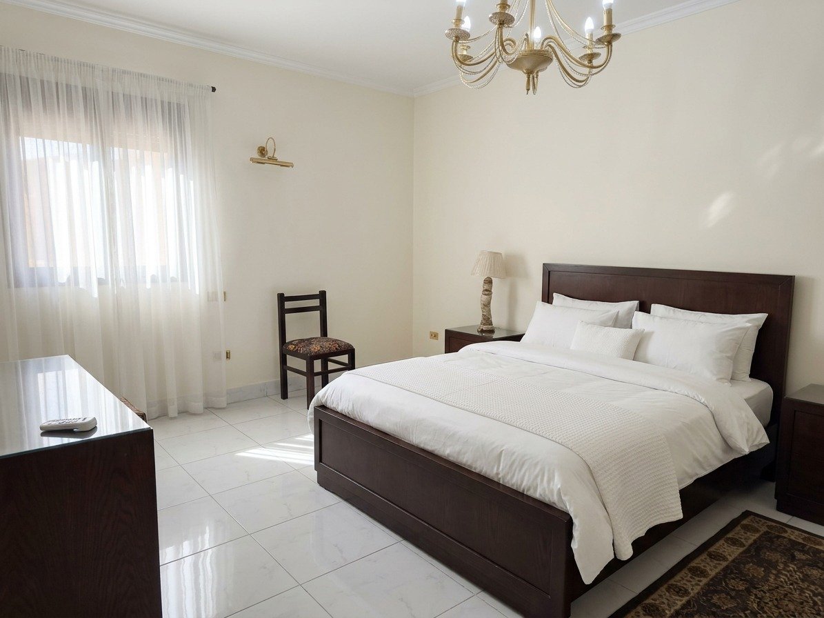 heliopolis-apt-196-2 غرفة نوم كلاسيكية مع ثريا وسرير خشب داكن - شقة في مصر الجديدة