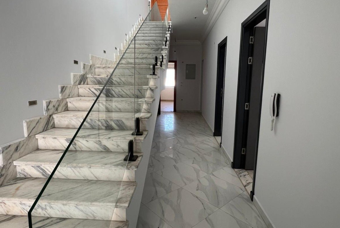 Staircase with glass railing - duplex in Hyde Park, New Cairo