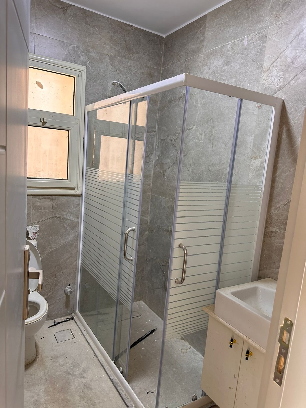 Shower bathroom – Lake Park كابينة دش وحوض صغير في حمام جديد - شقة في ليك بارك تاج سيتي