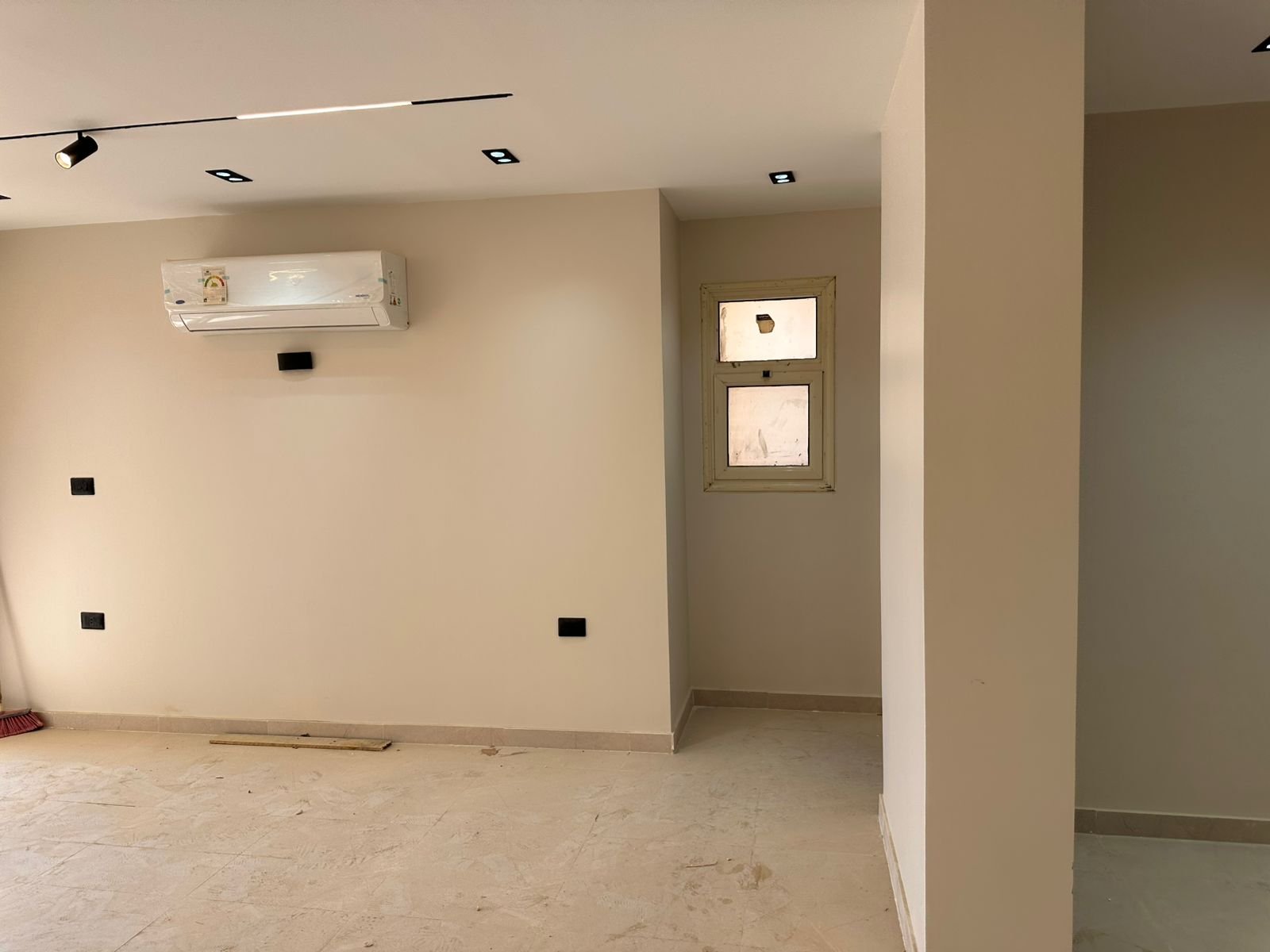 Bedroom with AC – Lake Park غرفة بتكييف سبليت وشباك صغير وفيش حائط - شقة في ليك بارك تاج سيتي