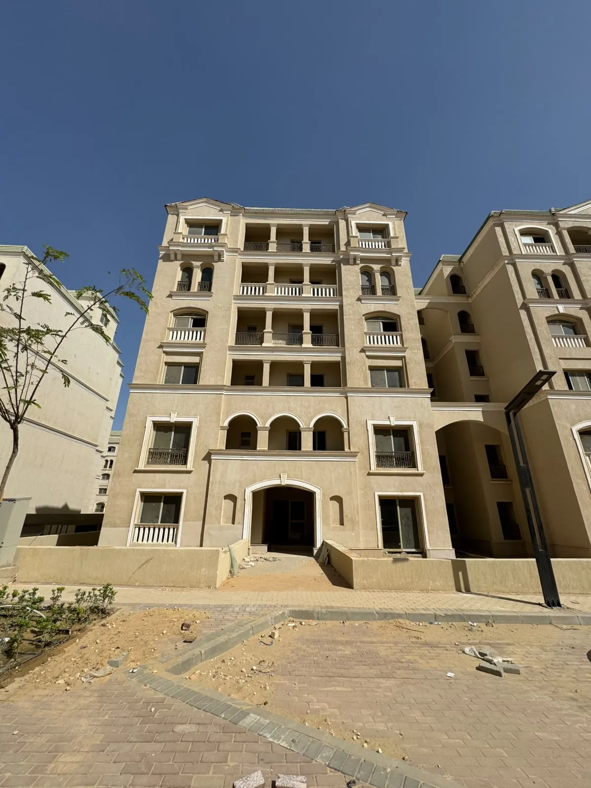 lav524-u1 Front of a six-storey apartment building with an arched entrance - apartment in L’avenir Sabbour, Mostaqbal City