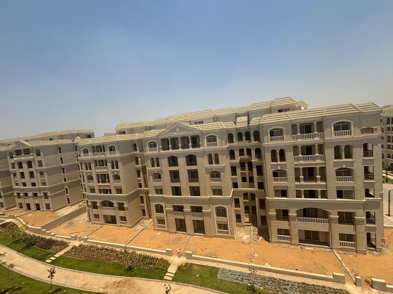 lav524-u11 Apartment building with arched windows above a garden path - apartment in L’avenir Sabbour, Mostaqbal City