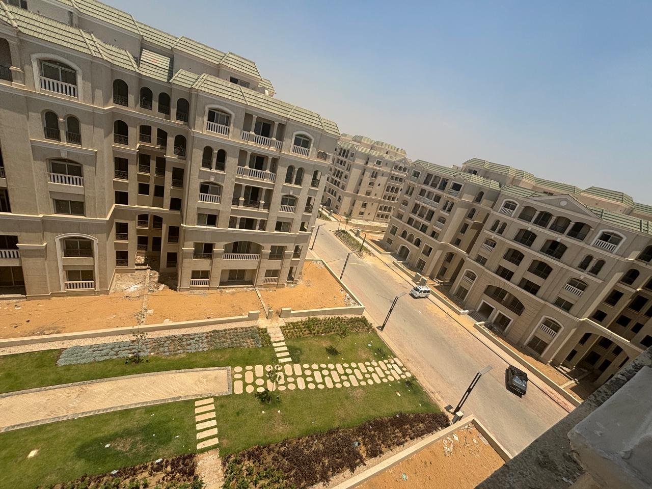 lav524-u12 Corner of the building overlooking a service road and landscaped plots - apartment in L’avenir Sabbour, Mostaqbal City