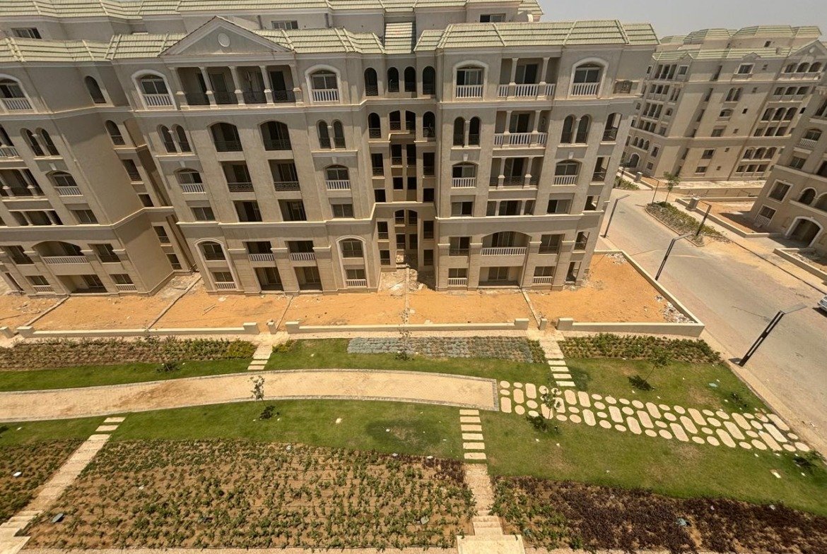 Aerial view of apartment buildings and garden paths with stepping stones - apartment in L’avenir Sabbour, Mostaqbal City