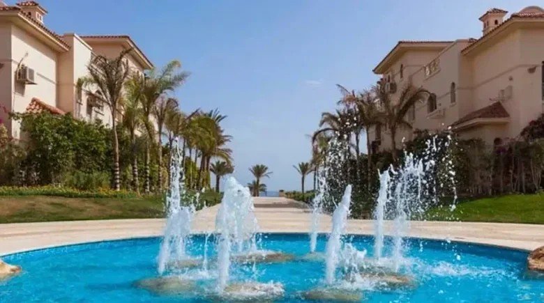 نافورة بين المباني السكنية - شاليه في لافيستا 3 بالعين السخنة