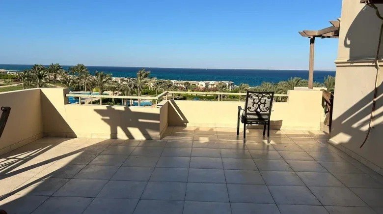 تراس واسع باتجاه البحر - شاليه في لافيستا 3 بالعين السخنة
