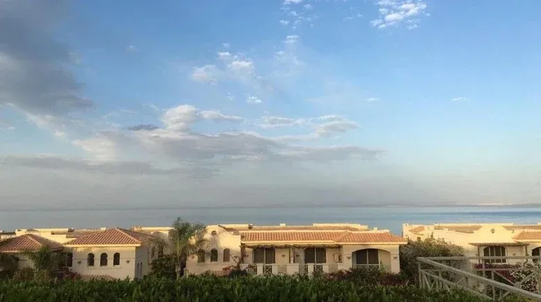إطلالة بحرية فوق أسطح المنتجع - شاليه في لافيستا 3 بالعين السخنة
