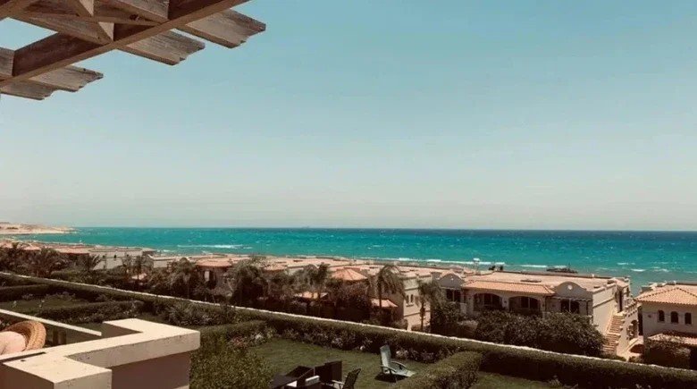 إطلالة بحرية من أسفل برجولة التراس - شاليه في لافيستا 3 بالعين السخنة