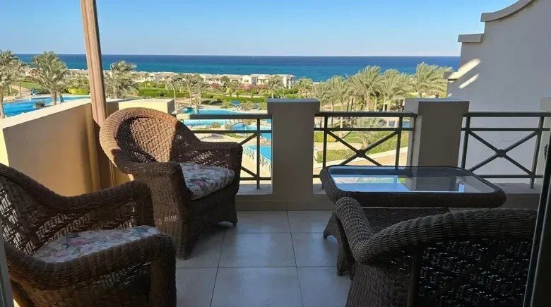 كراسي تراس تطل على البحر - شاليه في لافيستا 3 بالعين السخنة