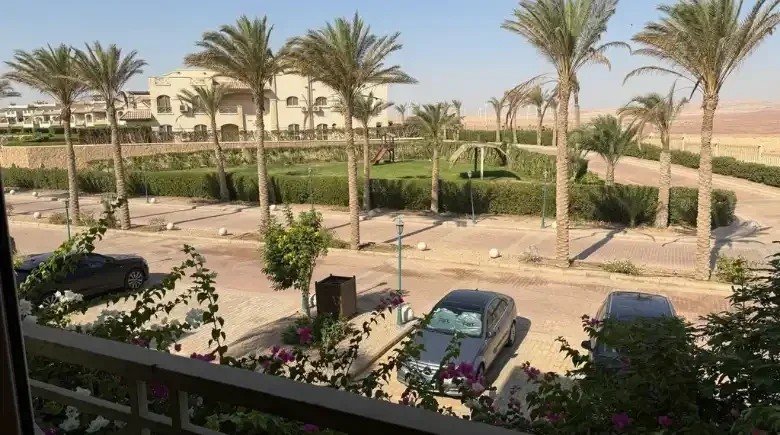 شارع بأشجار نخيل من الشرفة - شاليه في لافيستا 3 بالعين السخنة