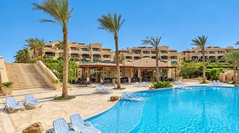 حمام سباحة بجوار النخيل والمنازل - شاليه في لافيستا 3 بالعين السخنة