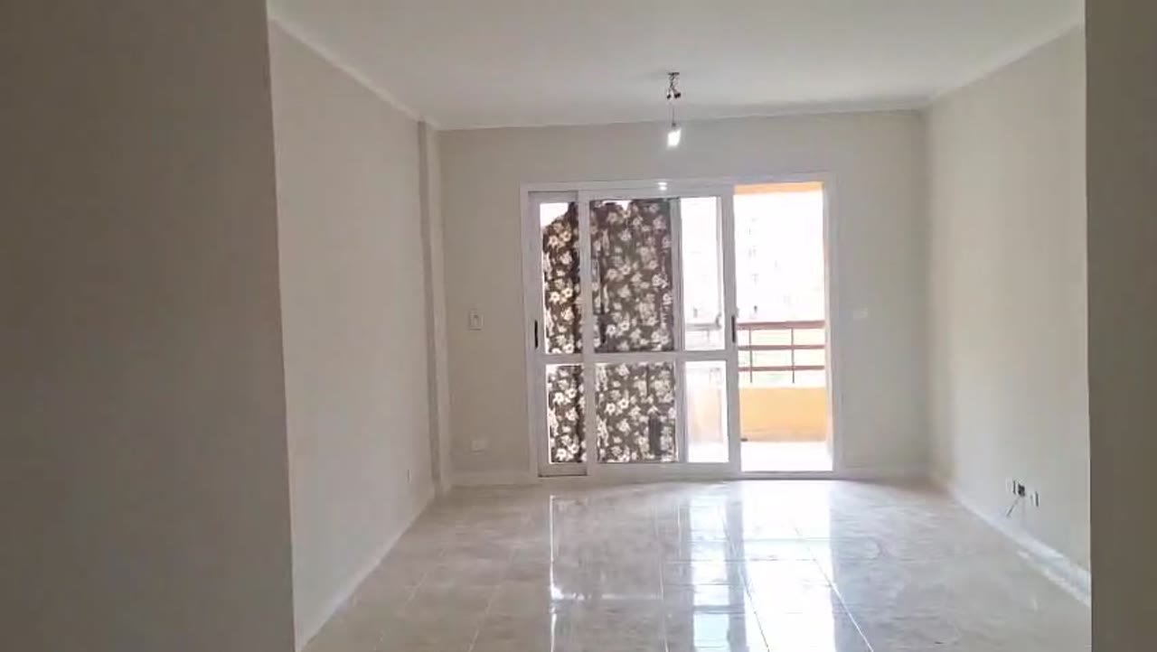 Bright empty living room with a decorative balcony door - apartment in Madinaty – 3 Bedrooms 105 sqm Garden View Catch Price, New Cairo
