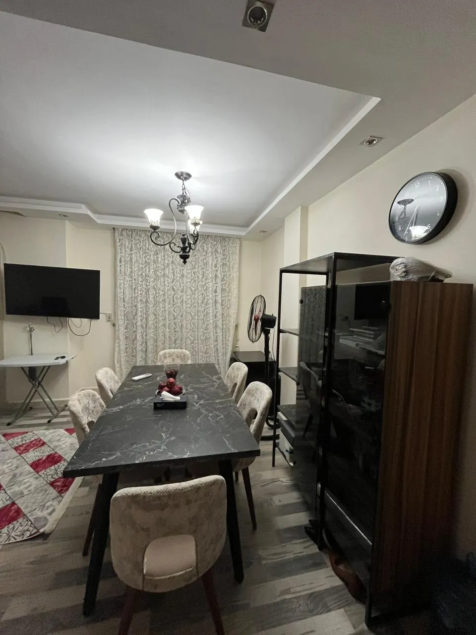 madinaty-apt-89-01 غرفة سفرة بترابيزة داكنة وفاترينة زجاج - شقة في مدينتي، القاهرة الجديدة