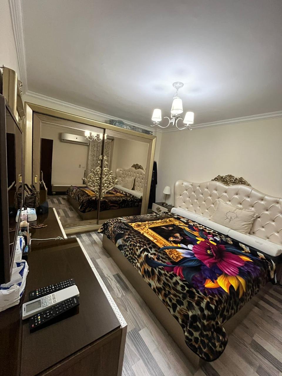 madinaty-apt-89-02 غرفة نوم بسرير مزخرف وغطاء ملون - شقة في مدينتي، القاهرة الجديدة
