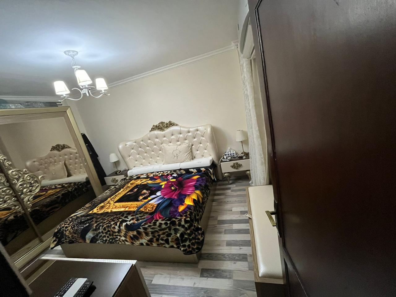 madinaty-apt-89-03 غرفة نوم كلاسيك بنجفة ودولاب مرايا - شقة في مدينتي، القاهرة الجديدة