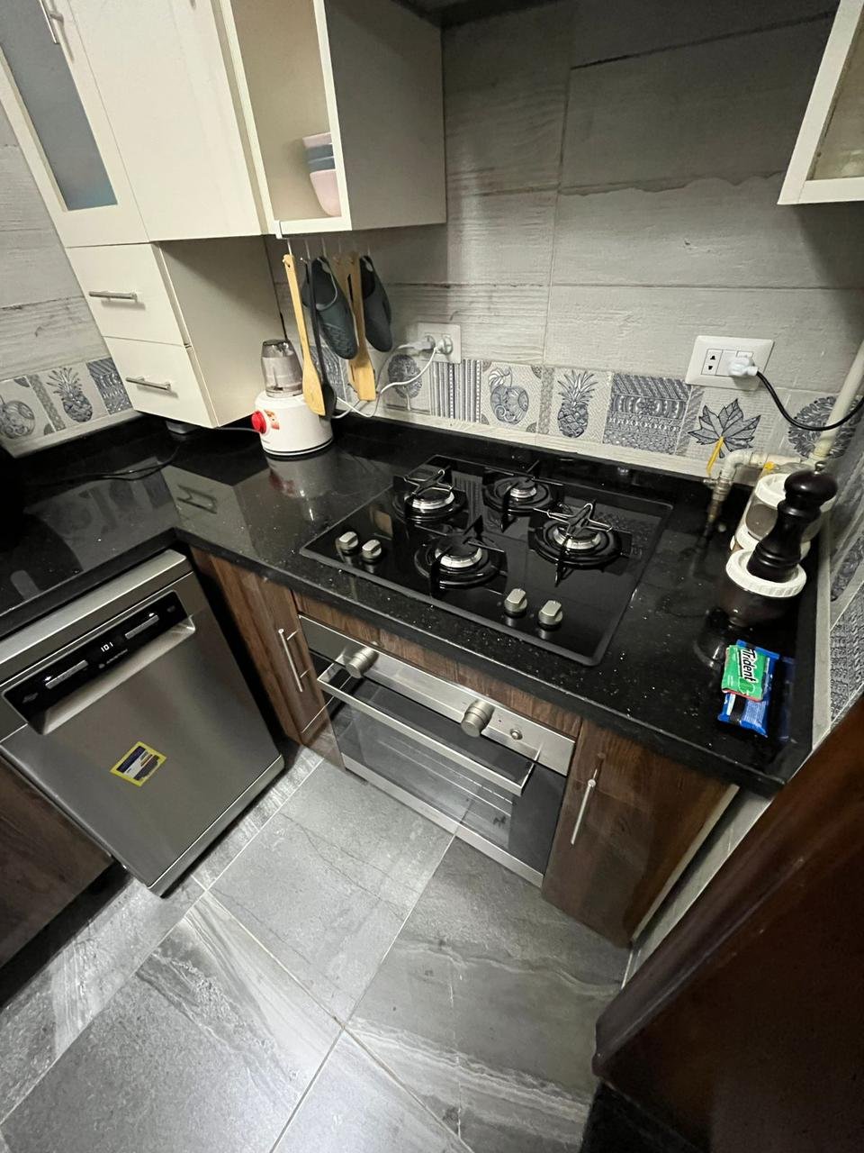 madinaty-apt-89-05 مطبخ ببوتاجاز غاز ورخامة سوداء وفرن - شقة في مدينتي، القاهرة الجديدة