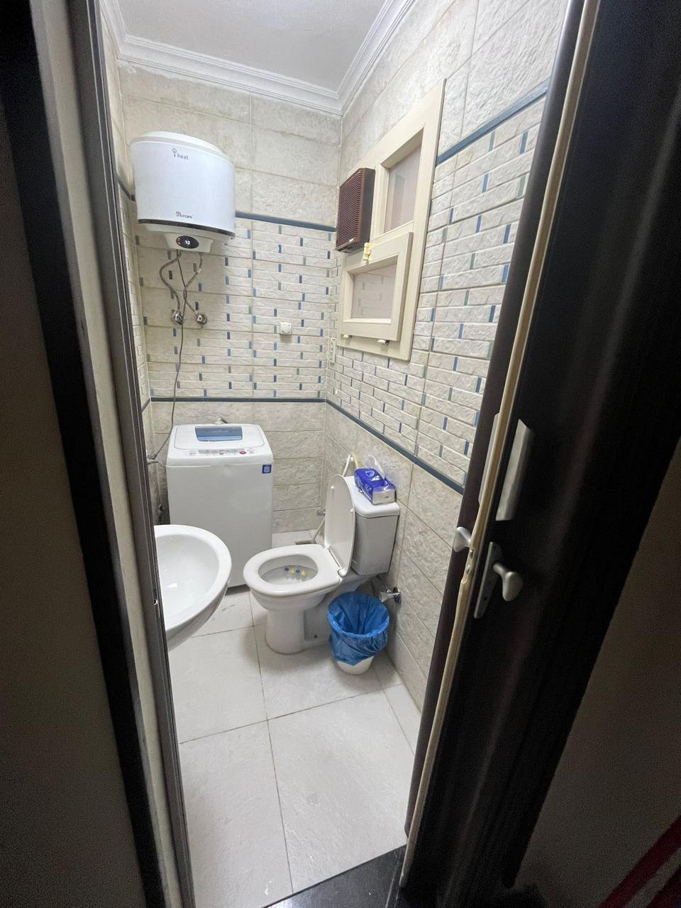 madinaty-apt-89-06 حمام صغير بسخان مياه من خلف الباب - شقة في مدينتي، القاهرة الجديدة
