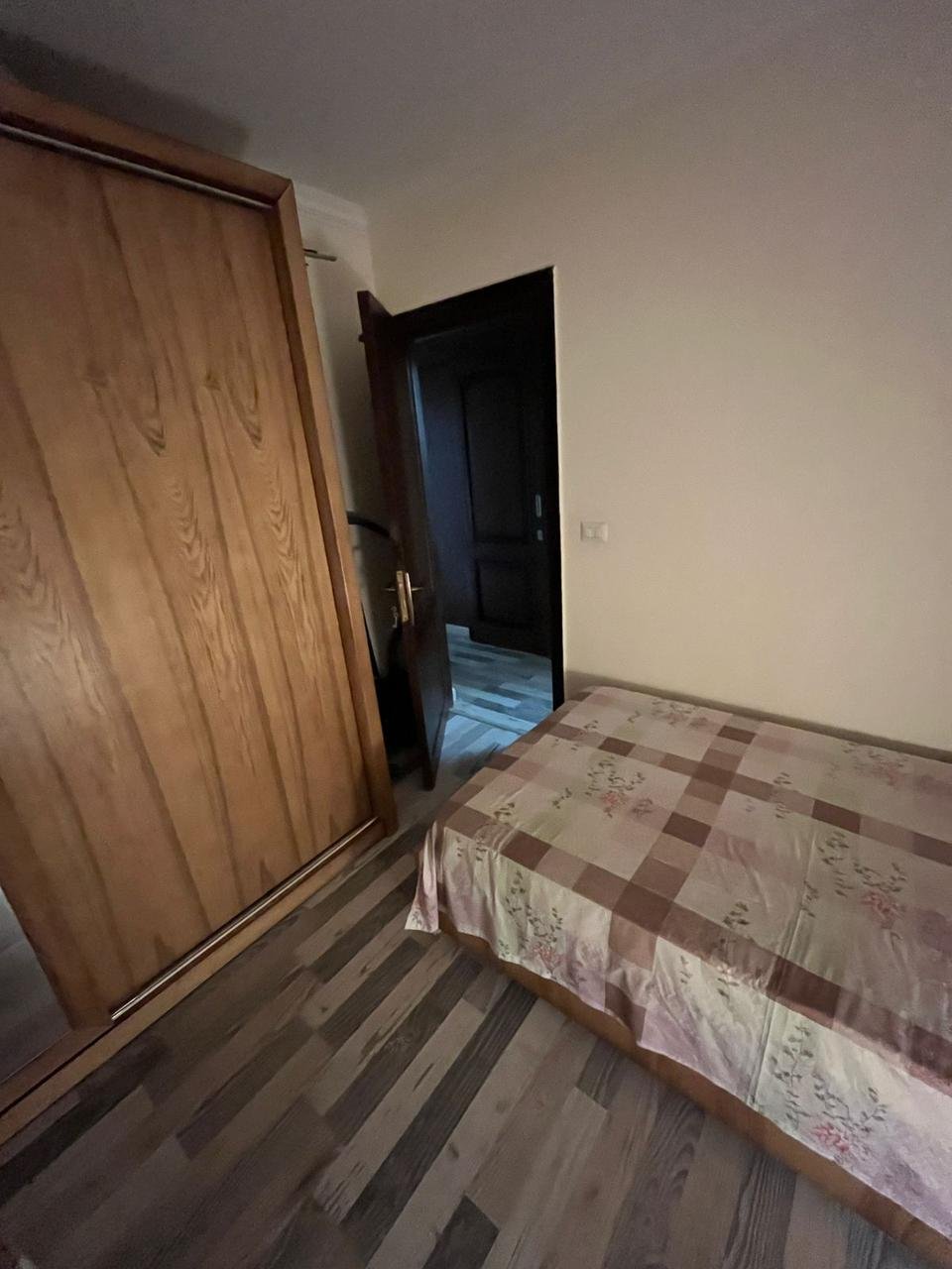 madinaty-apt-89-07 ركن غرفة نوم بدولاب خشب وغطاء مقلم - شقة في مدينتي، القاهرة الجديدة