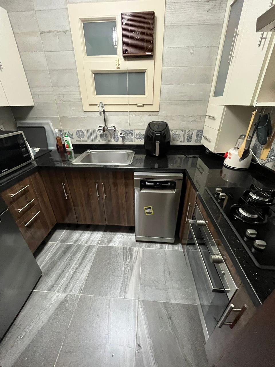 madinaty-apt-89-08 مطبخ حرف U بدواليب داكنة وأرضية رمادية - شقة في مدينتي، القاهرة الجديدة