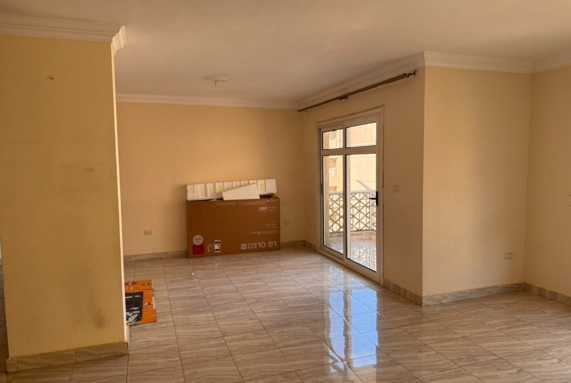 Apartment for sale in Madinaty B11 New Cairo - reception with balcony access