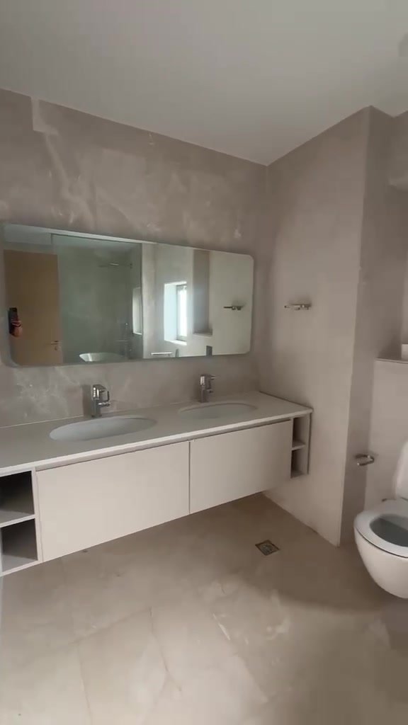 حمام بحوض مزدوج Bathroom with double washbasin and mirror - villa in Marassi Bay, North Coast