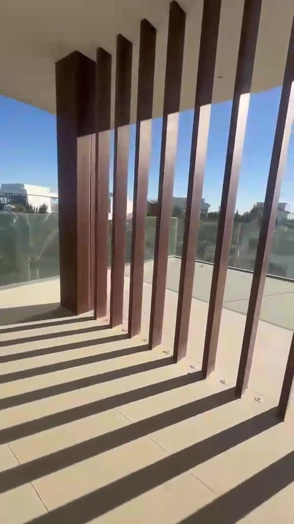 تراس بشرائح خشبية وإطلالة بحرية Terrace with wooden vertical slats and shadows - villa in Marassi Bay, North Coast