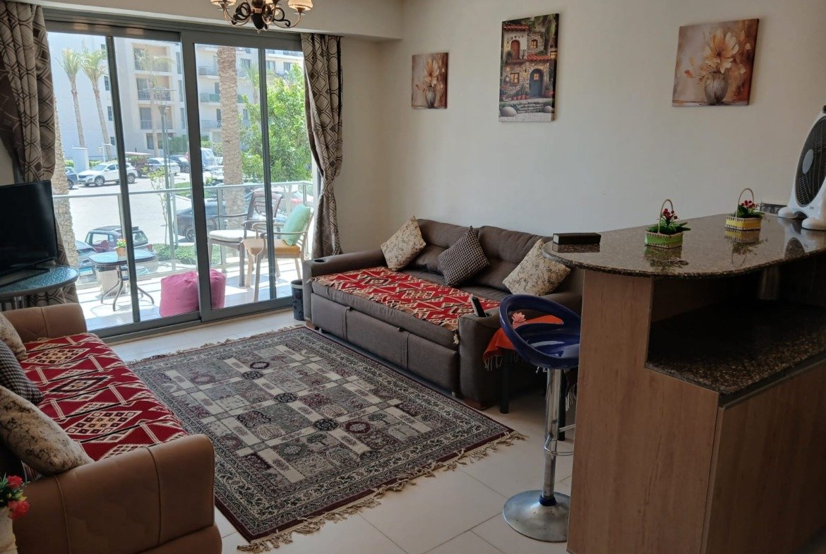Sofa and open kitchen, chalet for rent in Marassi - ركنة ومطبخ مفتوح، شاليه للإيجار في مراسي