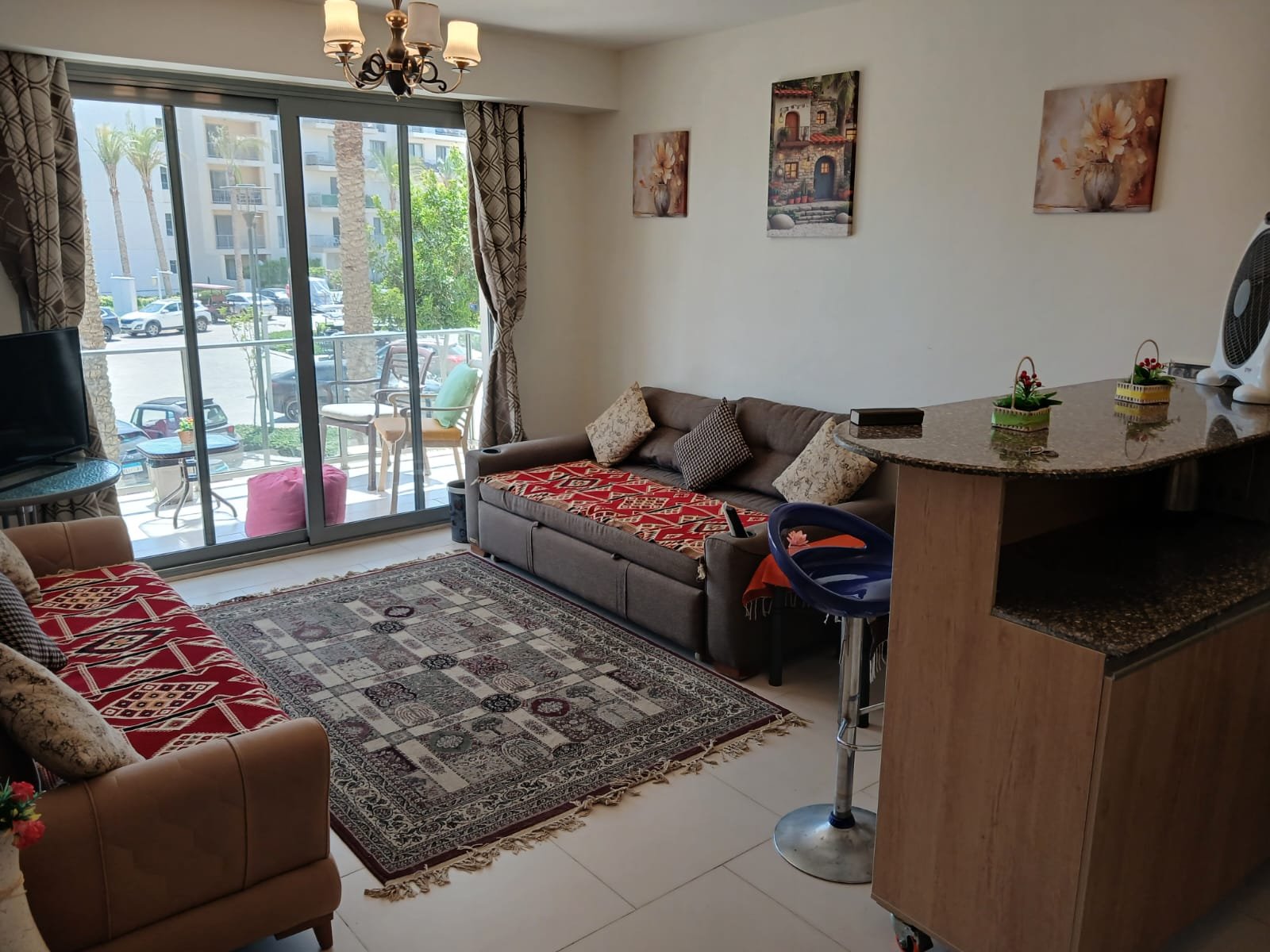 Sofa and open kitchen, chalet for rent in Marassi - ركنة ومطبخ مفتوح، شاليه للإيجار في مراسي