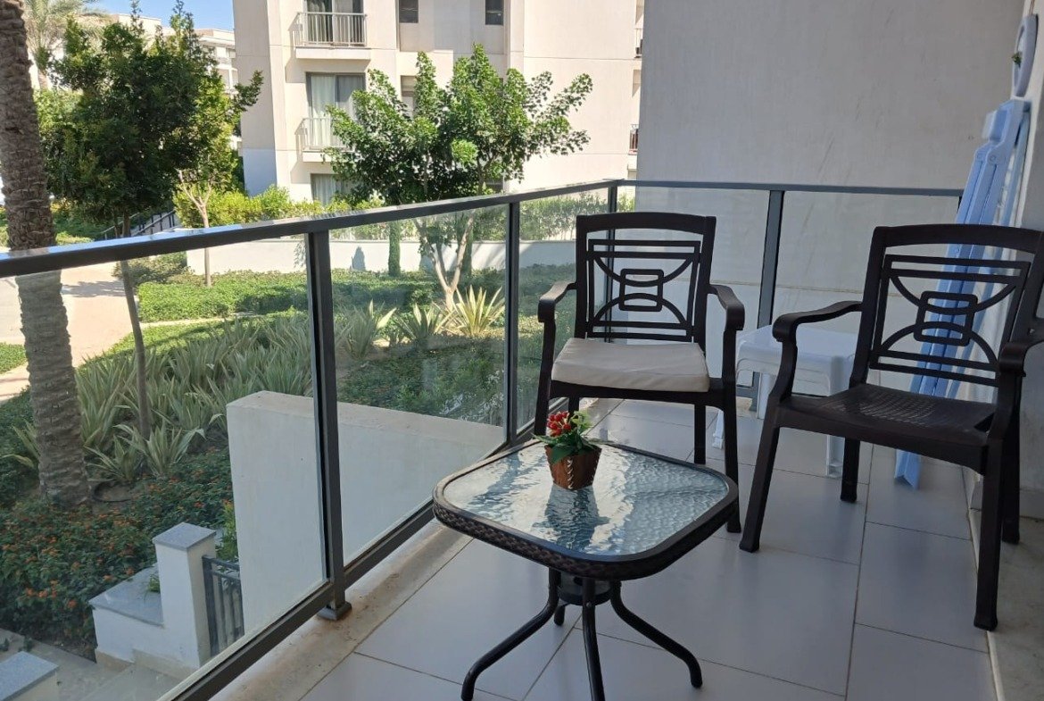 Balcony seating, chalet for rent in Marassi Lea zone - جلسة البلكونة، شاليه للإيجار في مراسي منطقة ليا