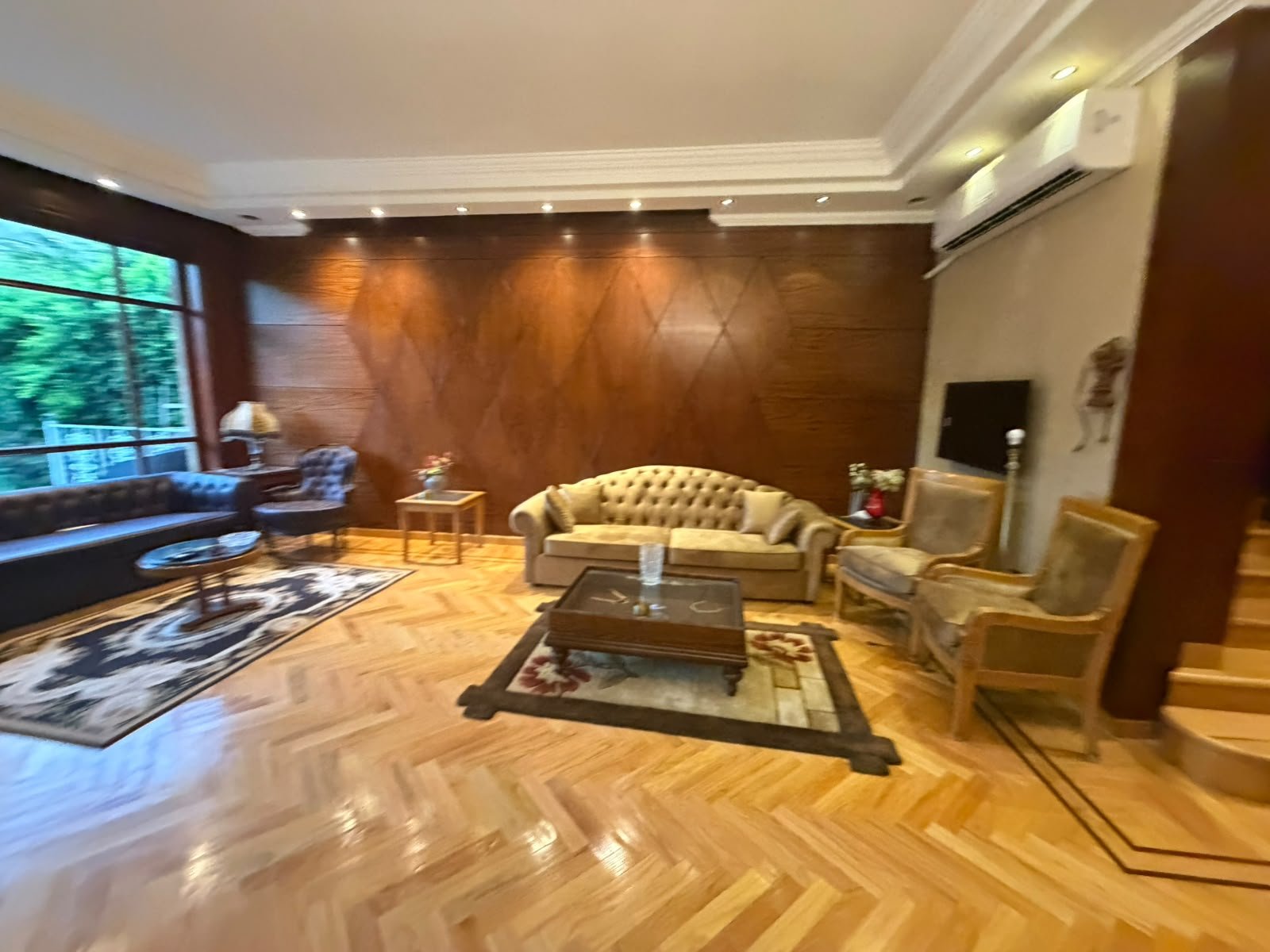 ريسبشن واسع بتكسية خشب Wide reception with wood paneling, villa for sale in Maxim Country Club - ريسبشن واسع بتكسية خشب، فيلا للبيع في كمبوند مكسيم