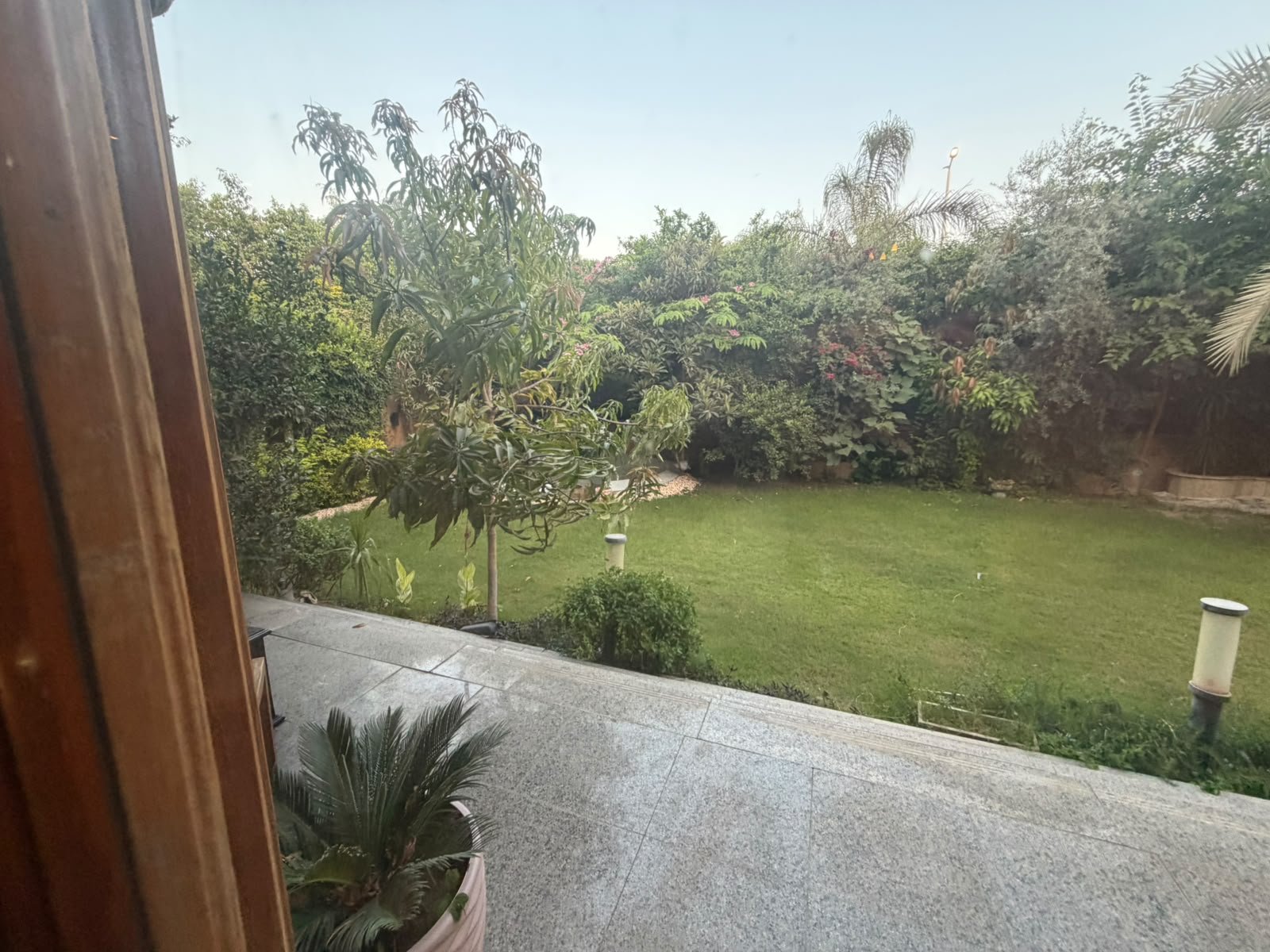 ريسبشن بإطلالة على الجاردن Reception with garden view, villa for sale in Maxim Country Club - ريسبشن بإطلالة على الجاردن، فيلا للبيع في كمبوند مكسيم