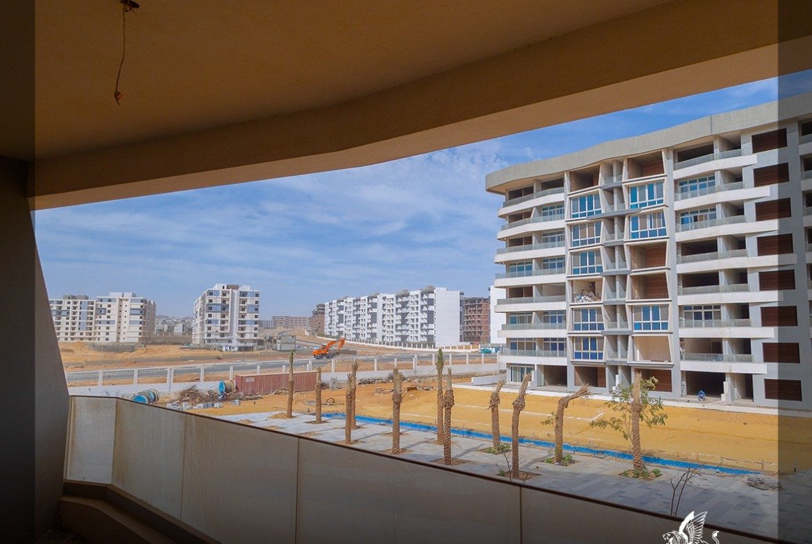 تصميم لبلكونة تطل على أفق المدينة - تاون هاوس في ميدتاون كوندو، العاصمة الإدارية الجديدة