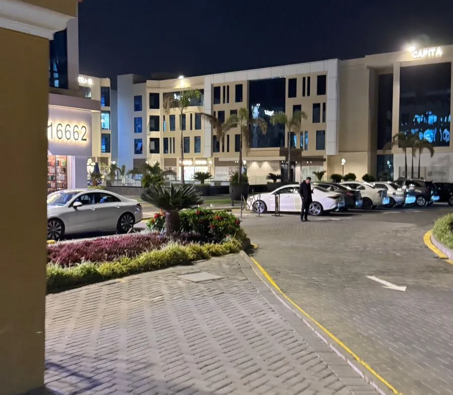 شارع مبلط بجوار المباني ليلا - محل في ميفيدا، القاهرة الجديدة