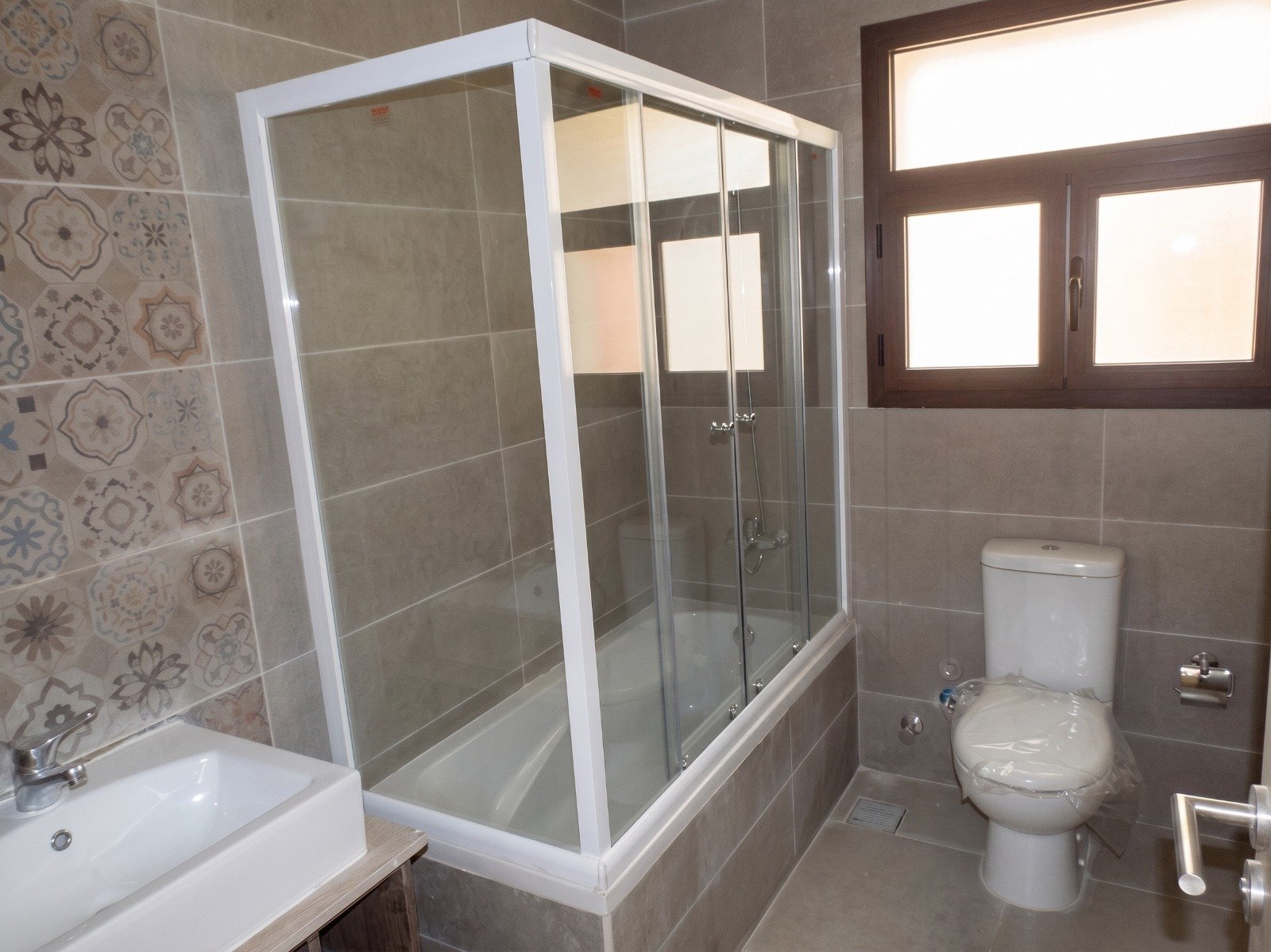 moon-residences-5th-square-bathroom-shower Bathroom with glass shower and bathtub - apartment in Moon Residence, Fifth Square, New Cairo