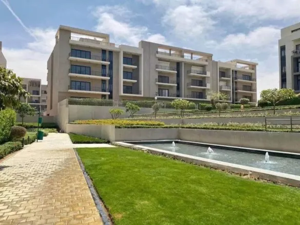 Moon Residences 5th Square compound fountain and landscaped gardens - شقة للبيع في فيفث سكوير التجمع الخامس القاهرة الجديدة 43330-01