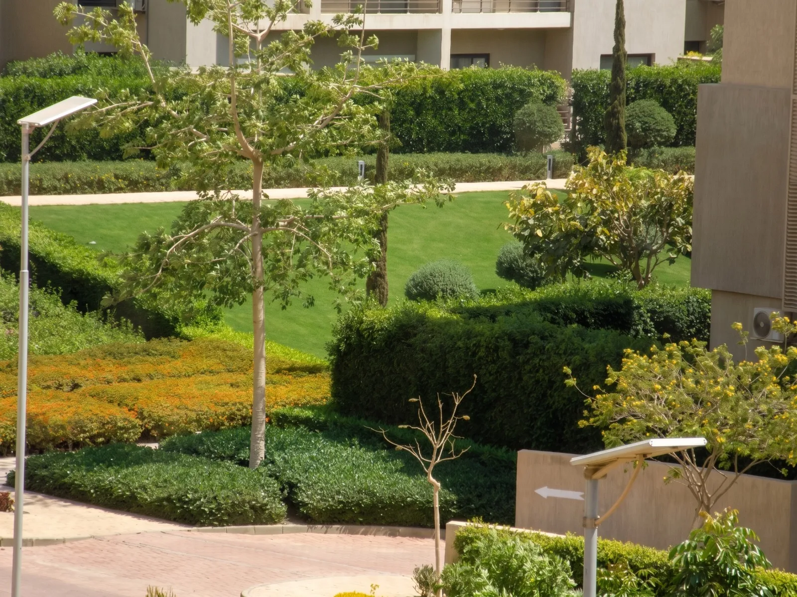 moon-residences-5th-square-garden-view Garden with hedges and lamp post - apartment in Moon Residence, Fifth Square, New Cairo