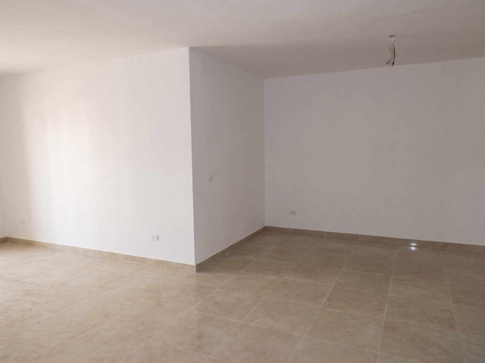 moon-residences-5th-square-reception Empty living room with tiled floor - apartment in Moon Residence, Fifth Square, New Cairo