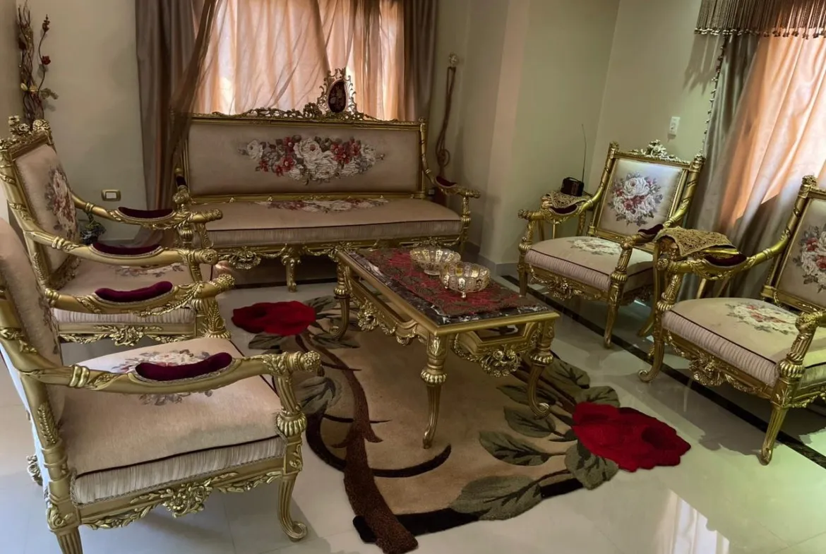 Classic sitting room with gilded armchairs, a sofa and a rug - apartment in South Investors 2, 5th Settlement