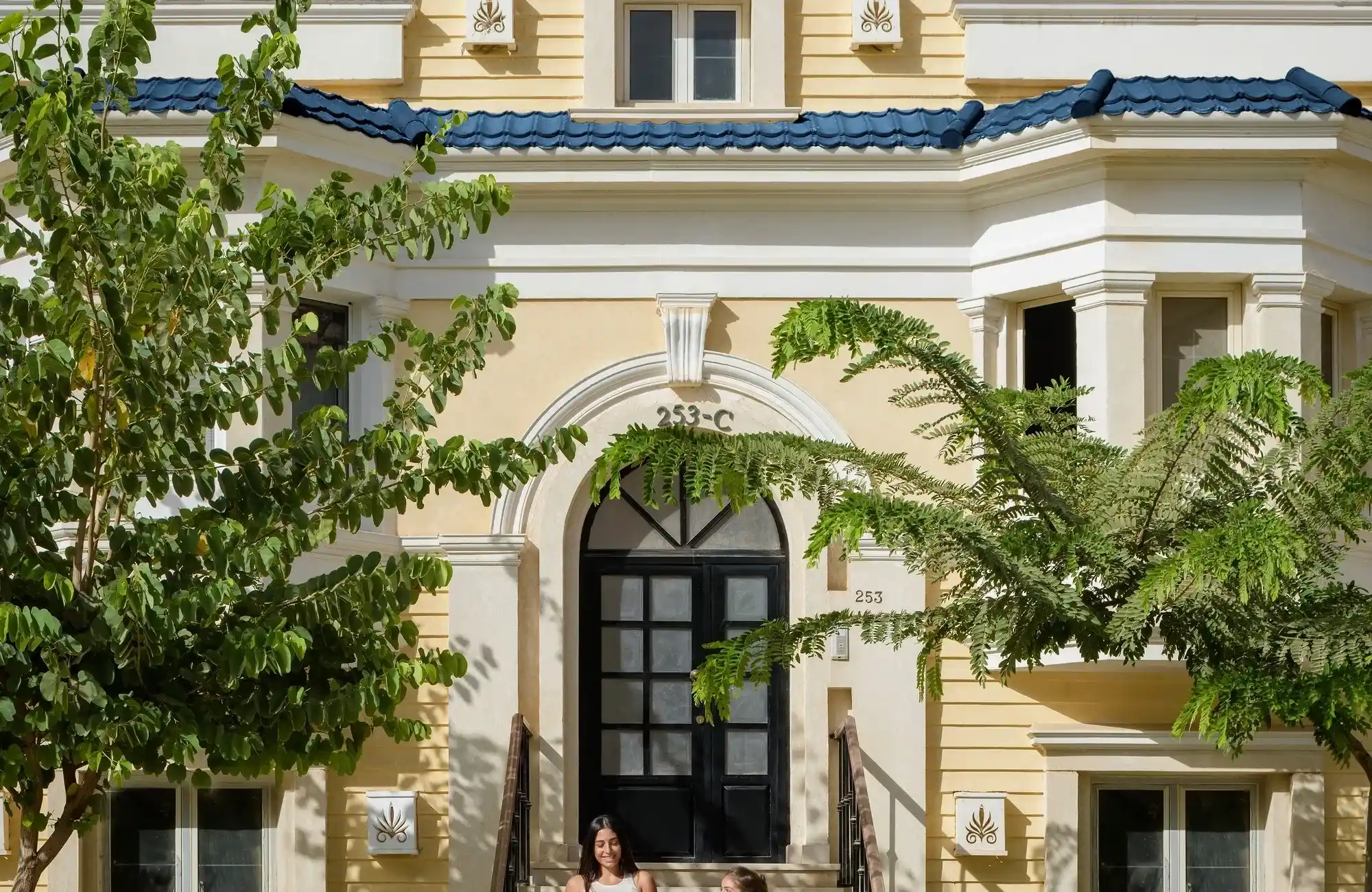 mountain-view-hyde-park-villa-architecture-general مدخل فيلا ببوابة زجاج مقوسة وسعف نخل وحافة سقف بقرميد أزرق - فيلا في ماونتن فيو هايد بارك، التجمع الخامس