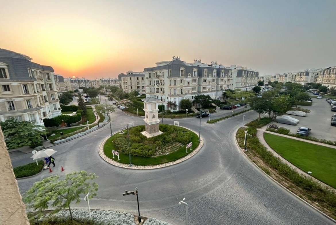 إطلالة غروب على ميدان مزروع وعمارات - شقة في كمبوند ماونتن فيو هايد بارك، القاهرة الجديدة